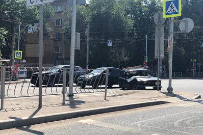 В Самаре "четверка" осталась без лобового стекла после ДТП с Mazda