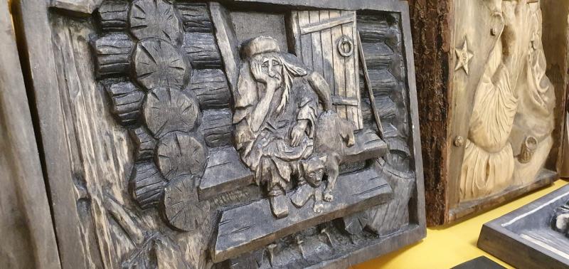 Самарец начал вырезать картины из дерева спустя несколько лет после инсульта