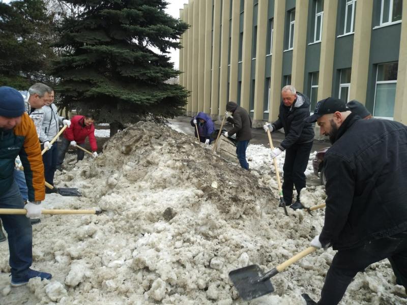 Коммунальные службы и жители Самары вышли на Гагаринский субботник