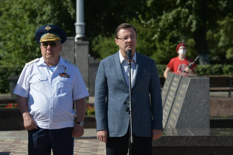 Дмитрий Азаров возложил цветы к памятнику Соловецким юнгам   