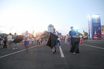 Болельщики и волонтеры ЧМ-2018 наводят порядок на фан-зоне в Самаре