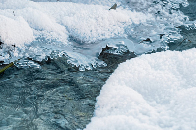 Полицейские достали из реки тело замерзшего рыбака