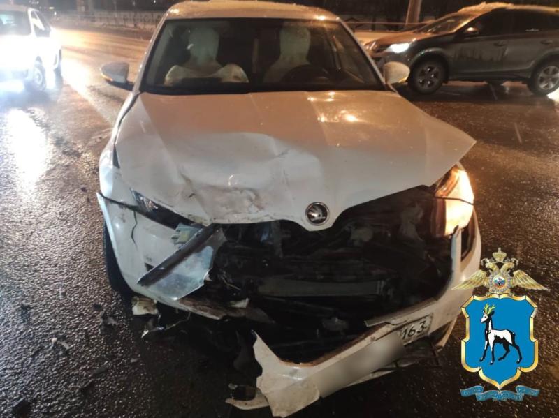 Проехала на красный: в Самаре на Московском шоссе столкнулись две иномарки