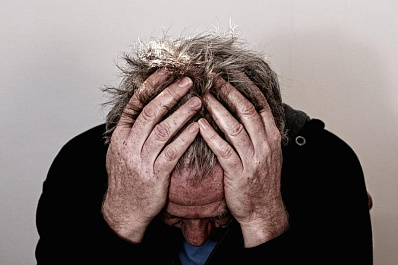 Грузовик с водкой перевернулся на трассе в Самарской области