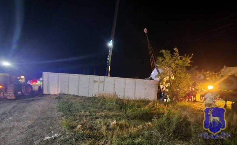 Четверо погибли: в Самарской области на трассе КамАЗ протаранил две легковушки