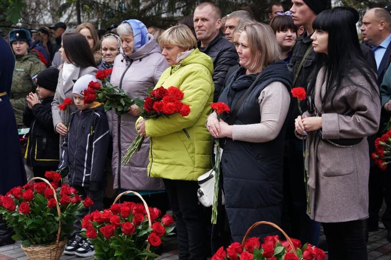 Дмитрий Азаров встретился с родными героев России, погибших при исполнении воинского долга