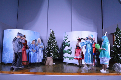 Интерактивный спектакль для детей "Новогодний переполох" показал инклюзивный театр в Сызрани