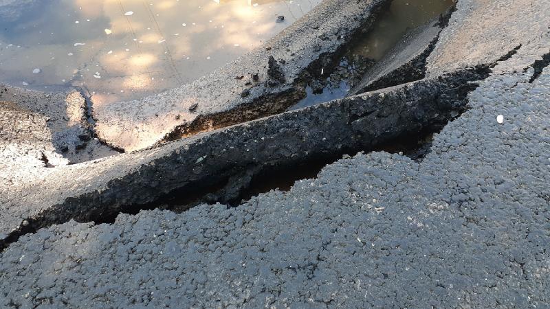 Фото с места событий: на Мичурина устраняют аварию на водоводе