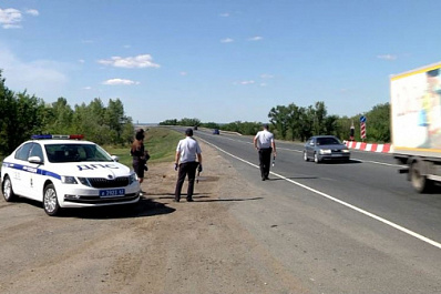 В Самаре сотрудники ГИБДД рассказали, о чем нужно помнить автомобилистам в жару