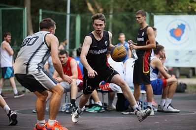 11 команд из Самарской области сыграли в отборочном туре чемпионата по стритболу