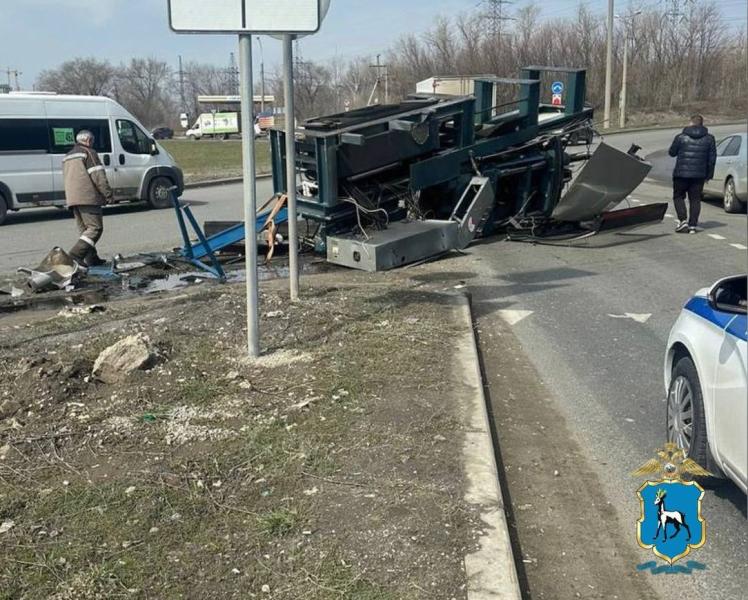 В Самаре на Южном шоссе КамАЗ потерял груз