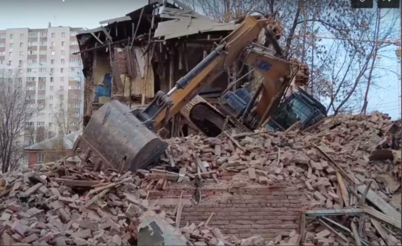 В Самаре на улице Бобруйской машинист оказался зажат в кабине экскаватора