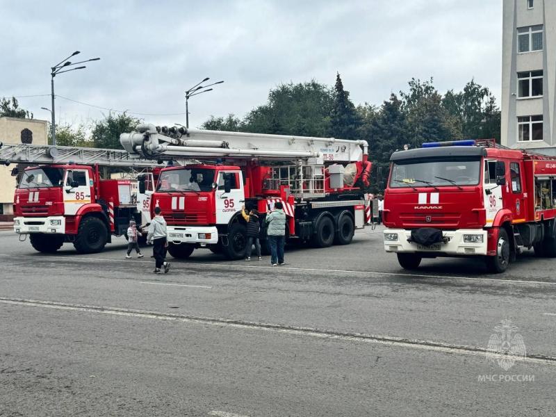 В Сызрани сотрудники МЧС организовали выставку и рассказали о службе в честь 35-летия ведомства