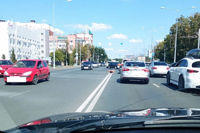 В Самаре на Ново-Садовой полуголый мужчина отжимался посреди дороги