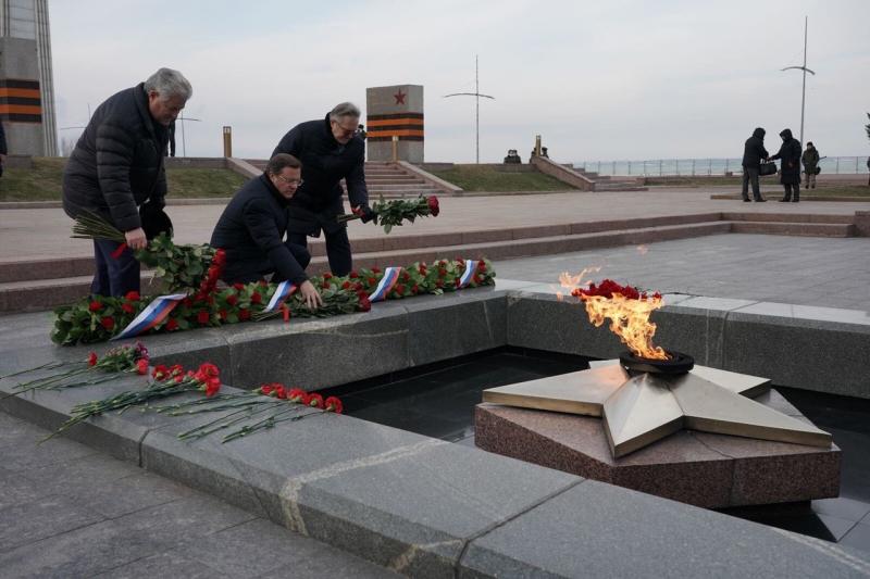 В День Героев Отечества Дмитрий Азаров возложил цветы к Вечному огню