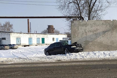 В Самаре молодой водитель на Audi A6 на скорости протаранил забор