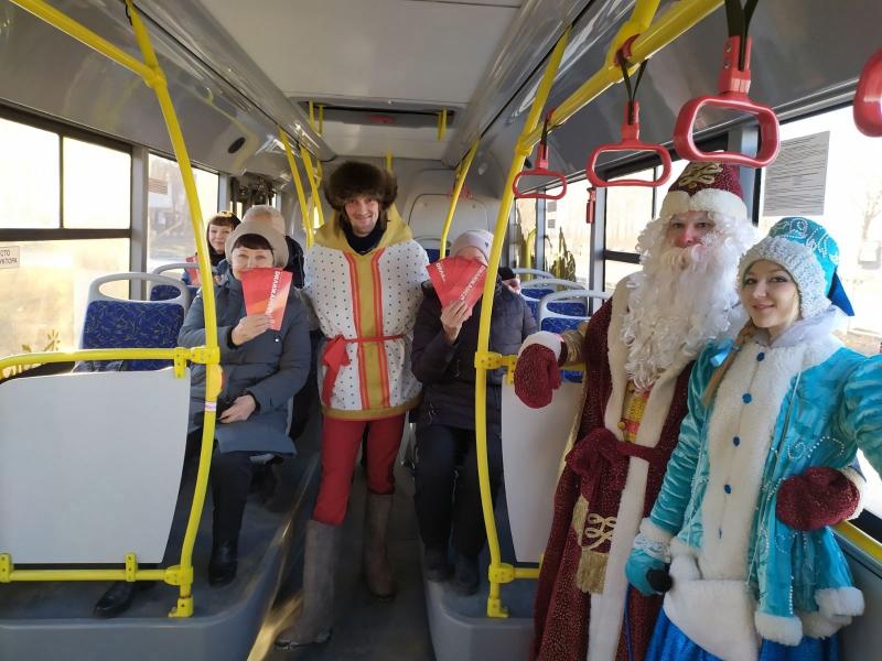 В Тольятти Дед Мороз и Снегурочка поздравляют пассажиров в салонах автобусов с наступающим Новым годом