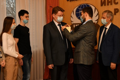 В гордуме Самары вручили памятный знак Александру Бодрову