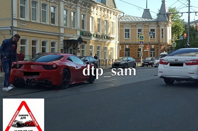В Самаре Toyota врезалась в красный Ferrari