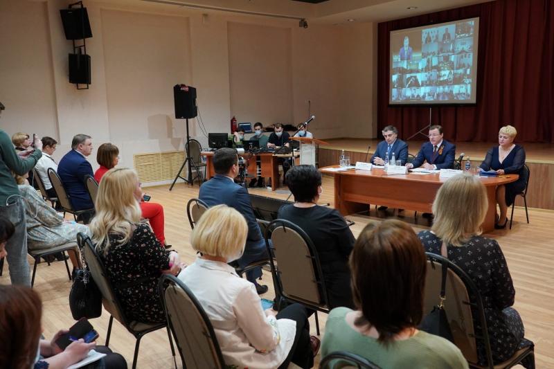 Губернатор Дмитрий Азаров проводит расширенное заседание Областного родительского собрания