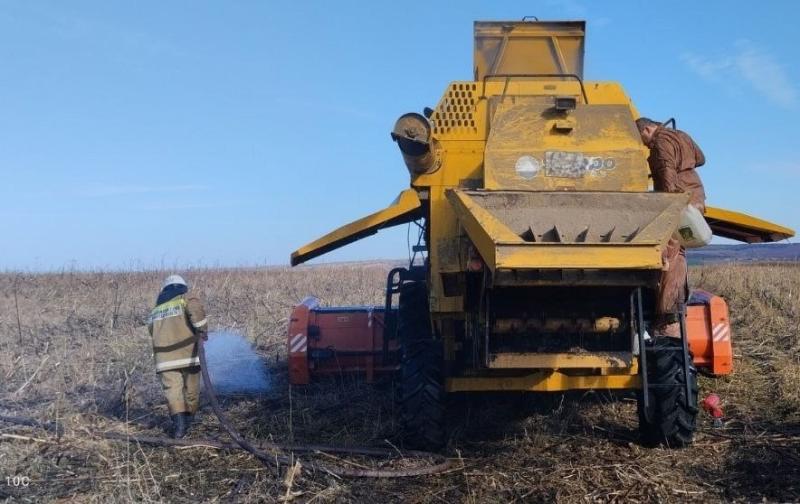 В Самарской области в поле загорелся комбайн