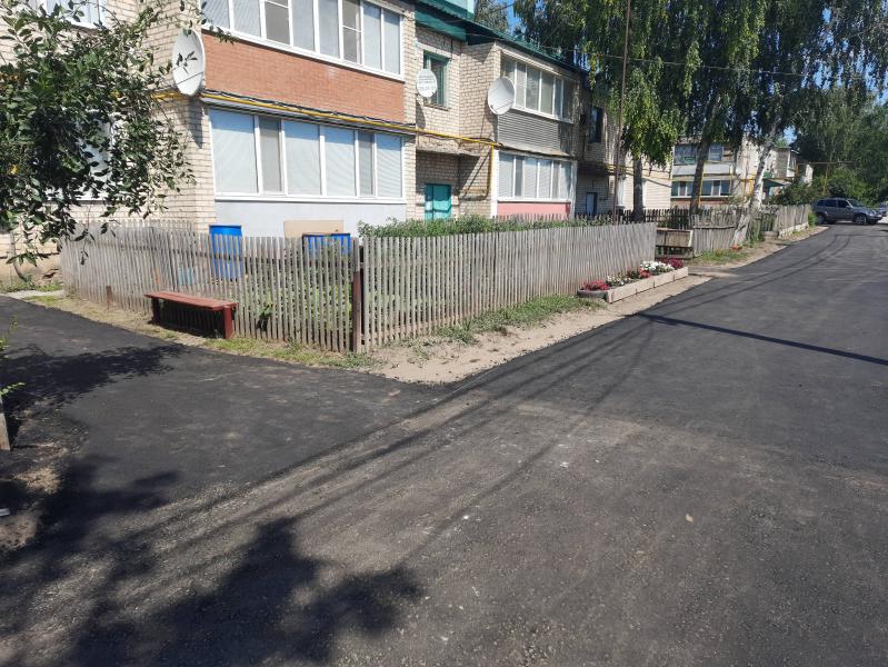 В Пестравском районе асфальтируют внутриквартальные проезды 