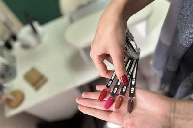 Эксперт: наращивание ногтей опасно для подростков