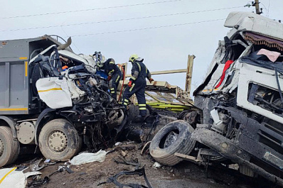 В Самарской области на трассе в ДТП с двумя фурами погиб водитель