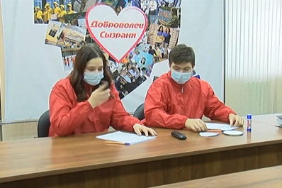 Волонтёры поздравили с праздником пожилых жителей Сызрани, которые находятся на самоизоляции 