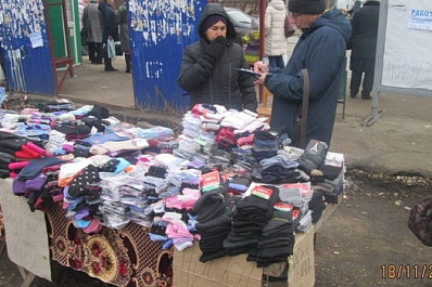 В Самаре оштрафовали пенсионерок, продающих носки у остановки 