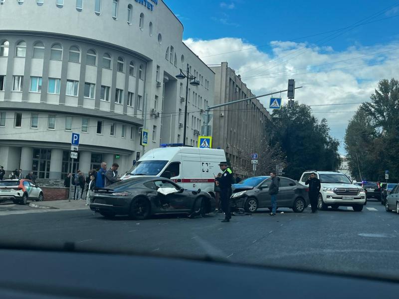 Porsche не пропустил Kia: в Самаре столкнулись две иномарки