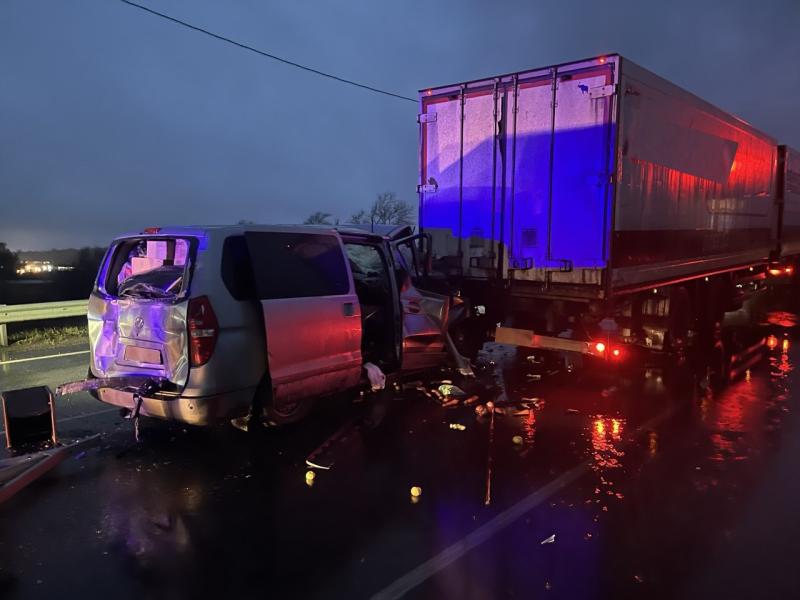 Пострадала женщина: под Сызранью 21 октября столкнулись фура и минивэн