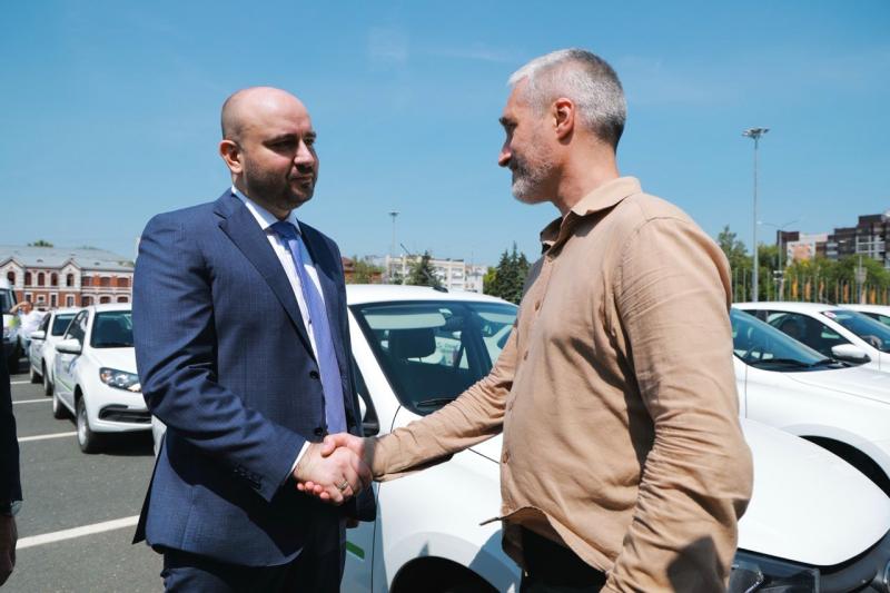 Вячеслав Федорищев передал главврачам больниц региона 106 автомобилей неотложной медпомощи