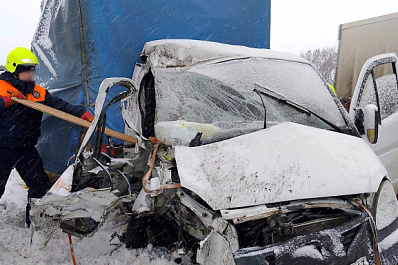 В Самарской области на трассе столкнулись фура и "Газель"