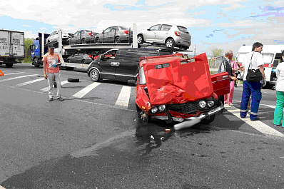Пенсионер на шестерке протаранил Lexus на трассе в Самарской области