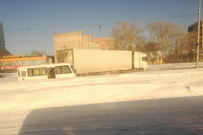 В Самаре на дублере Московского шоссе маршрутка протаранила фуру