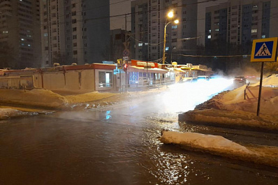 В Самаре из-за утечки на тепломагистрали временно закрыли движение по ул. Аминева
