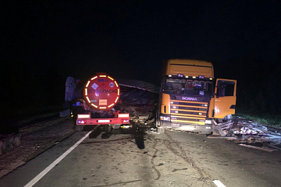 В Самарской области на встречке столкнулись автоцистерна и фура: есть пострадавший