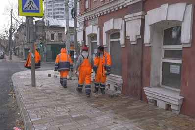 На Арцыбушевской выкладывают тротуарную плитку