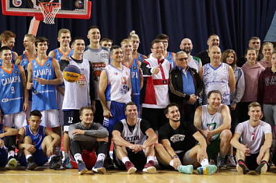 Губернатор Дмитрий Азаров провел встречу с самарскими баскетболистами