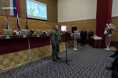 Видео: как представители спецназа ЦВО поздравили женщин с 8 Марта