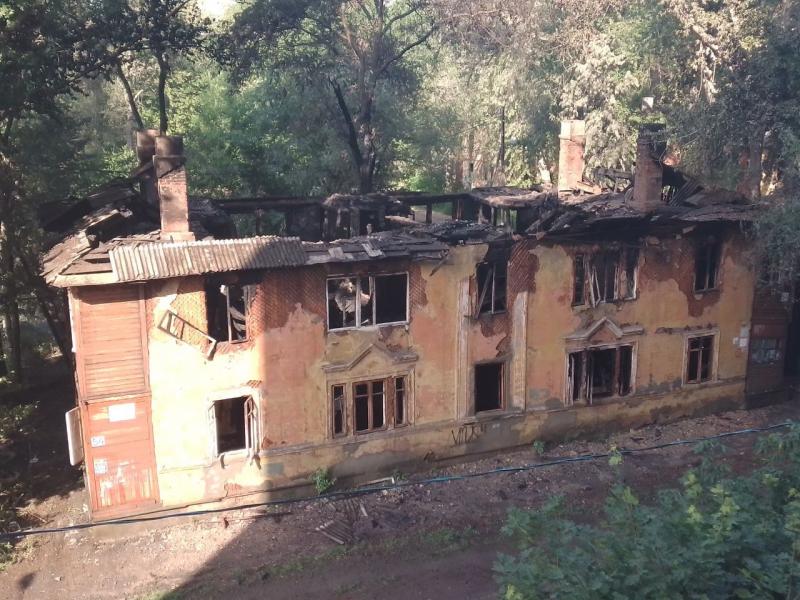 В Самаре ночью с 8 на 9 июля пожарные тушили полыхающий дом