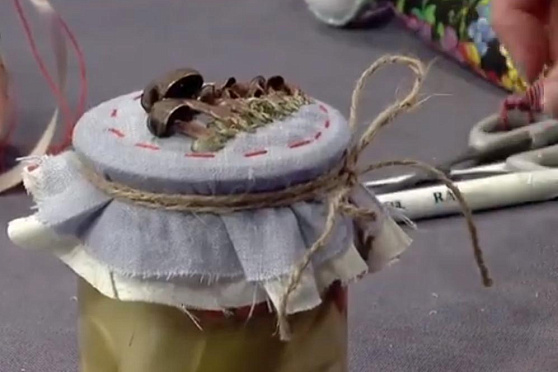 Вышиваем лентами поляну с опятами. Ручная работа