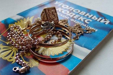 В Самаре женщина сдала золотые украшения в ломбард, а затем выкрала их