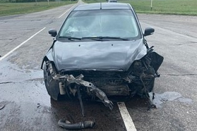 В Самарской области водитель иномарки выехал на встречку и влетел в "пятнадцатую"