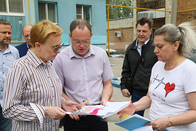 Глава Самары Елена Лапушкина проверила, как благоустраивают территорию Советского района