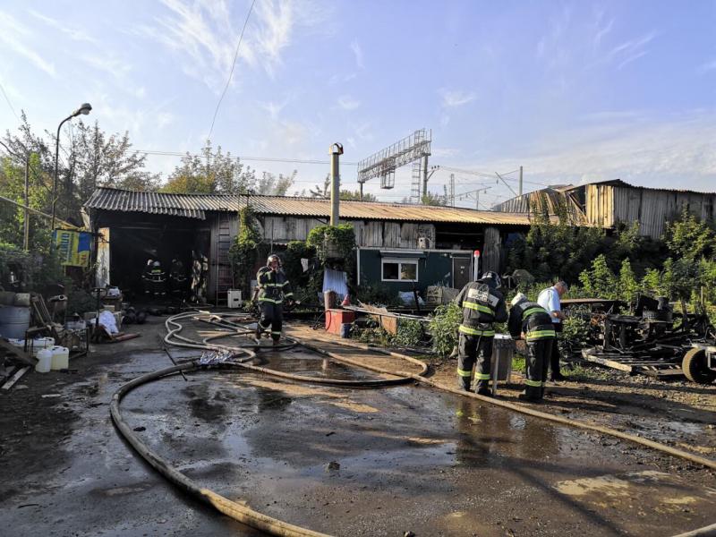 В Самаре загорелся огромный ангар