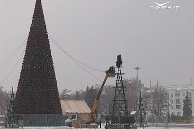 На площади Куйбышева в Самаре устанавливают главную елку региона