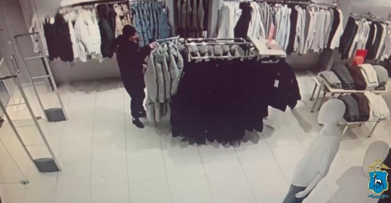 Забрал куртку: житель Тольятти обворовал спортивный магазин на 11 тысяч рублей