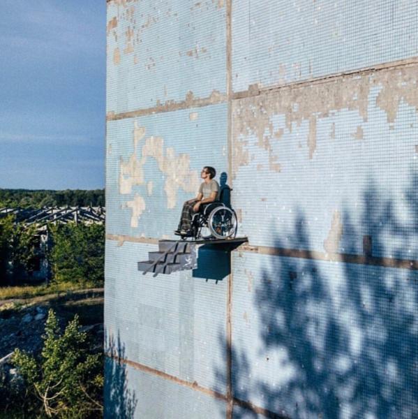 В Самаре художник устроил перфоманс в инвалидной коляске